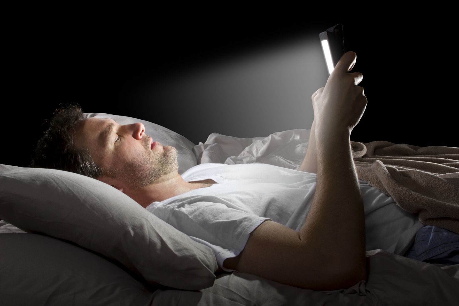 blue light, electronic, screen time, melatonin, cell phone use in bedroom