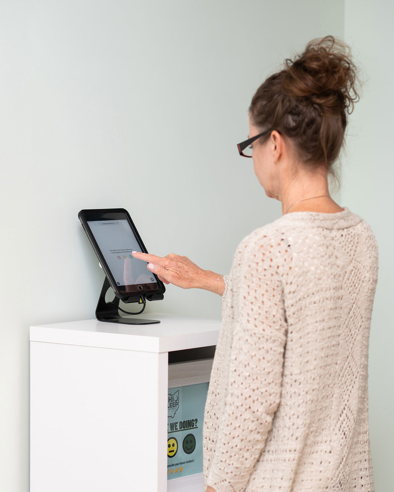 An Ohio Sleep Treatment patient using the in-office feedback kiosk